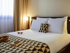 Postel nebo postele na pokoji v ubytování Hôtel Mercure Lyon Centre Lumière