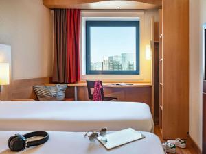 Ένα ή περισσότερα κρεβάτια σε δωμάτιο στο Ibis Marne la Vallée Noisy