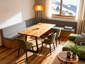 约赫贝格Haus Tauernblick Top 2 und 3 und 4的带桌椅的客厅