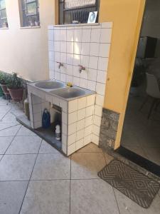 baño con lavabo en el lateral de un edificio en Casa Aconchegante em Miguel Pereira, en Miguel Pereira 22 fotos más