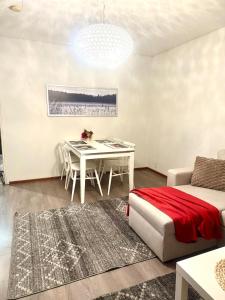 a living room with a table and a couch at Edullinen kaksio in Töysä