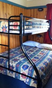 Bunk bed o mga bunk bed sa kuwarto sa Edgewater Holiday Park
