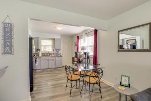 Fotografie z fotogalerie ubytování 1 Mi to Truman Library Apt with Large Yard! v destinaci Sugar Creek