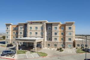 Una imagen de un edificio de apartamentos con estacionamiento. en Best Western Plus Tech Medical Center Inn, en Lubbock
