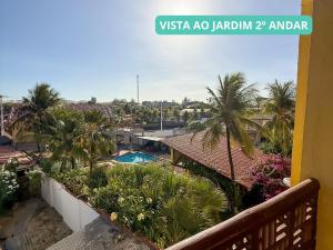 クムブコにあるPousada Sunrise Beachのプールとヤシの木のあるリゾートのバルコニーからの眺め +80枚の写真