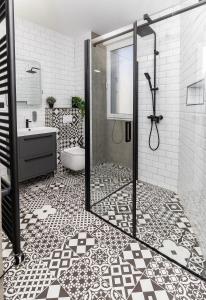 een badkamer met douche, toilet en wastafel bij Pleasant Park View apartment in Vinkovci