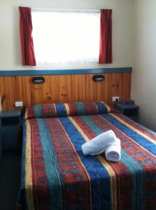 Giường trong phòng chung tại Edgewater Holiday Park
