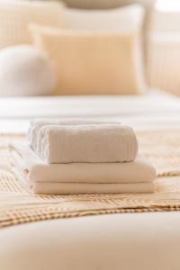 stos białych ręczników na łóżku w obiekcie Raciborska Old Town w mieście Gliwice