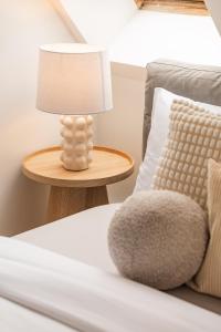 lampa na stole obok łóżka w obiekcie Raciborska Old Town w mieście Gliwice