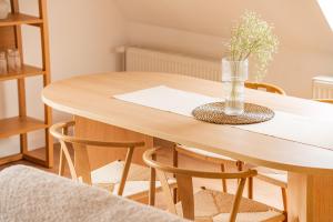 Drewniany stół z wazonem kwiatów na nim w obiekcie Raciborska Old Town w mieście Gliwice