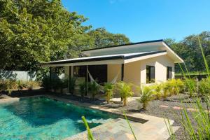 MY - Cosy Lodges في Paraíso: منزل مع حوض سباحة أمامه