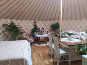 a room with a table and chairs in a yurt at glamping v jurtě na Hranáči in Nemojany