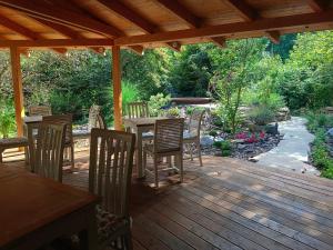 Κήπος έξω από το glamping v jurtě na Hranáči