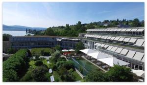 uma vista aérea de um edifício com um jardim em Tertianum Parkresidenz Meilen em Meilen