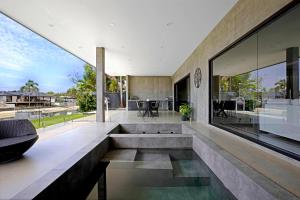 - Vistas al exterior de una casa con piscina en Urban Hideaway Pet Friendly, en Gold Coast