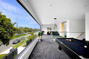 una sala de estar vacía con mesa de billar en Urban Hideaway Pet Friendly, en Gold Coast