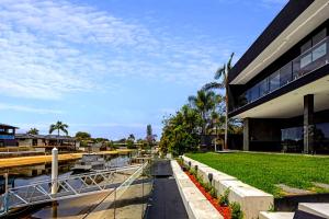 un edificio con una pasarela al lado de un cuerpo de agua en Urban Hideaway Pet Friendly, en Gold Coast