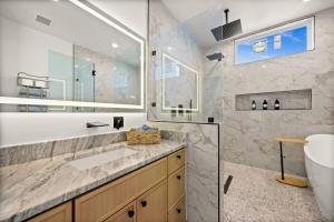 Koupelna v ubytování Festive Villa in Richardson/Dallas + 61 fotografií