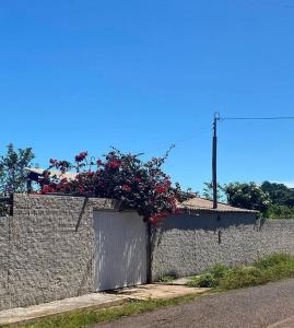 a wall with a flower box on top of it at Casa para temporada - Dona Nidia in Serra dos Matões
