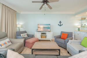 オレンジビーチにあるPhoenix on the Bay 1427 condoのソファ2つとテレビのあるリビングルーム