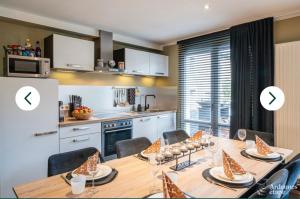 cocina con mesa de comedor con sillas y comedor en L'Hoursinne, en Érezée