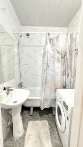 Koupelna v ubytování A cozy apartment in the heart of the city!