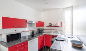 Η κουζίνα ή μικρή κουζίνα στο Petit Studio - 100m plage +21 φωτογραφίες