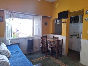 a kitchen and dining room with a table and chairs at La Vecindad del Sol Depto G in Miramar