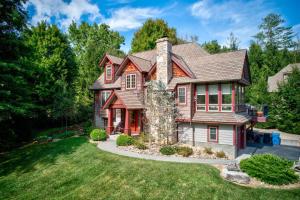 una casa con techo rojo en Creekside Hideaway at The Farm, en Banner Elk