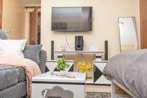 ナニュキにあるJAS Staysのソファとテレビのあるリビングルーム