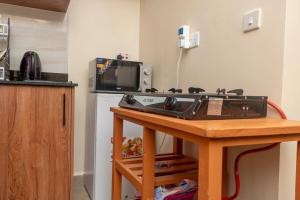 ナニュキにあるJAS Staysのコンロと電子レンジ付きのキッチン +6枚の写真