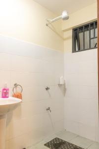 ナニュキにあるJAS Staysのシャワーと洗面台付きのバスルーム