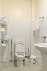 ナニュキにあるJAS Staysのトイレと洗面台のあるバスルーム