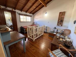 ein Wohnzimmer mit Sofa und Tisch in der Unterkunft Hermoso Chalet 6 personas a cuadras del Mar in Miramar