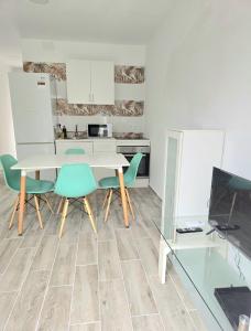 a kitchen with a table and some chairs and a counter at La Casita de Beni Valencia in Valencia