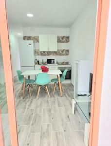 a kitchen and dining room with a table and chairs at La Casita de Beni Valencia in Valencia