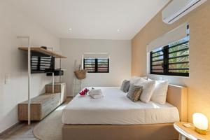 a bedroom with a large bed and a window at Casa Carpe Diem with private pool, Mambo Beach in Willemstad +100 photos
