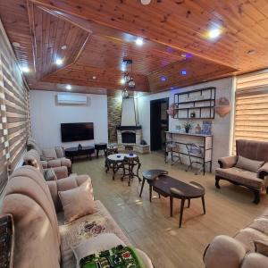 Posezení v ubytování Deir Ghbar Suite