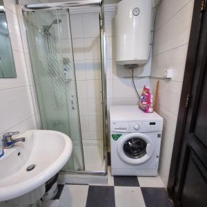 Koupelna v ubytování Deir Ghbar Suite