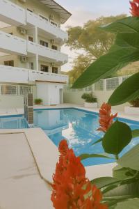 een zwembad voor een gebouw bij Condominio Alegre Amanecer in Santa Cruz Huatulco +11 foto's