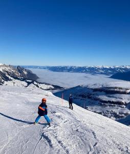dos personas están esquiando por una pista cubierta de nieve en Studio Bijou, en Unterwasser