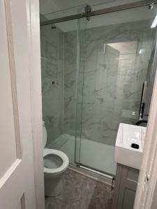 Φωτογραφία από το άλμπουμ του Historic Gem Bright 1BD Steps to everything στο Λονδίνο