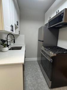 Kuchyň nebo kuchyňský kout v ubytování Historic Gem Bright 1BD Steps to everything