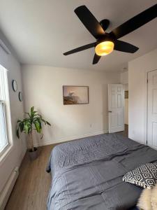 Ένα ή περισσότερα κρεβάτια σε δωμάτιο στο Affordable Elegance Modern 2BR Getaway