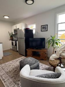 Η κουζίνα ή μικρή κουζίνα στο Affordable Elegance Modern 2BR Getaway +8 φωτογραφίες