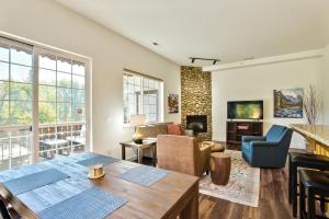 a living room with a table and chairs at Obertal Inn in Leavenworth