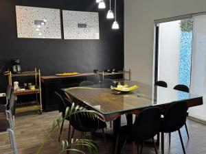 Un comedor con mesa y sillas en PLAZA VERANO, en Monterrey