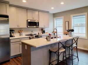 Η κουζίνα ή μικρή κουζίνα στο Front Street Suite +13 φωτογραφίες