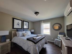 Ένα ή περισσότερα κρεβάτια σε δωμάτιο στο Front Street Suite