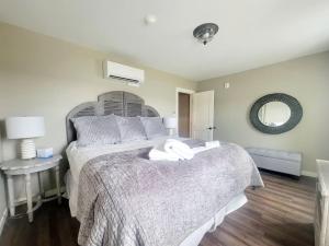 ein Schlafzimmer mit einem großen Bett und einem Spiegel in der Unterkunft Liberty Bay Loft with Water views in Poulsbo